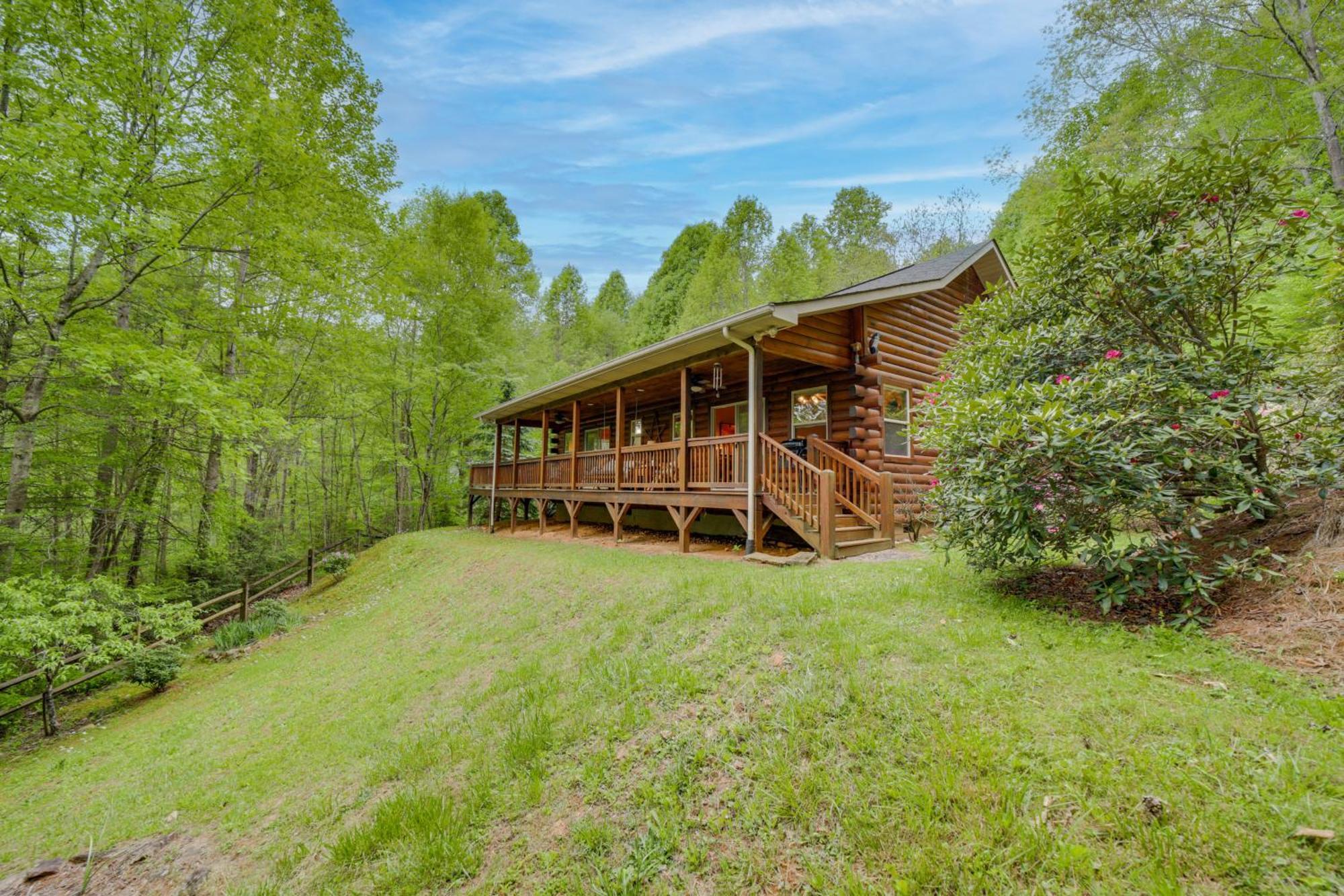 Peaceful Smoky Mountain Cabin With Deck And Fire Pit! Waynesville Exterior photo